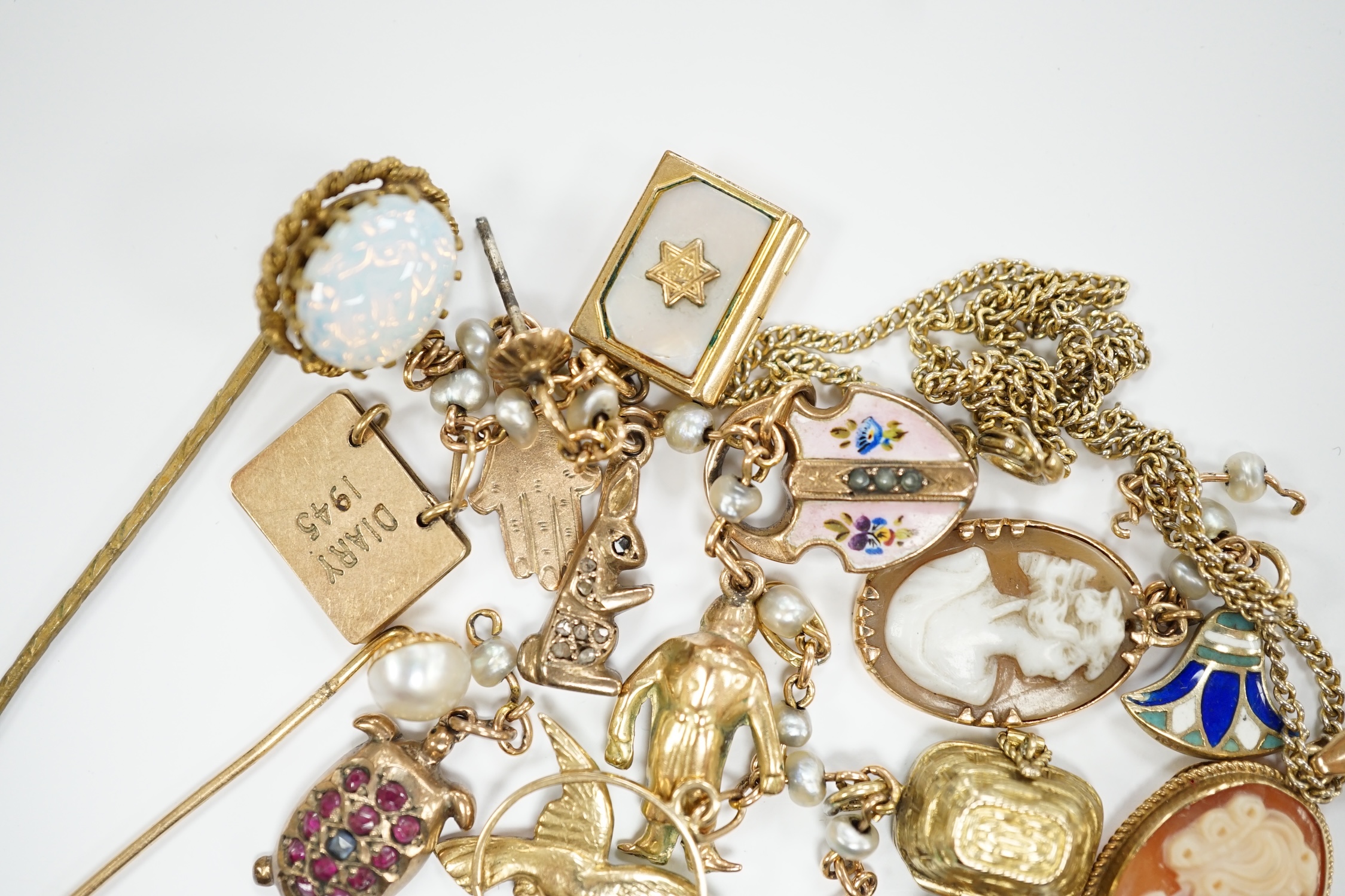 Sundry jewellery including a yellow metal charm bracelet (a.f.) with assorted charms including enamelled and 9ct, a modern 9ct gold and cameo shell pendant, on a gilt metal chain, two stick pins and three other items.